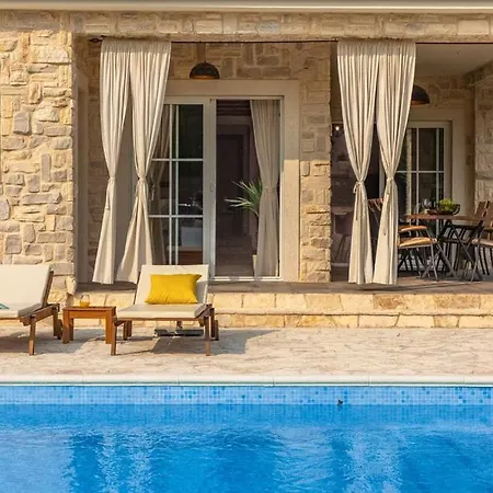 Lulu Kamena S Maslinikom Otok Krk Dobrinj Selo فيلة