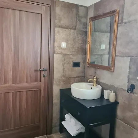 Lulu Kamena S Maslinikom Otok Krk Dobrinj Selo Gostinjac *